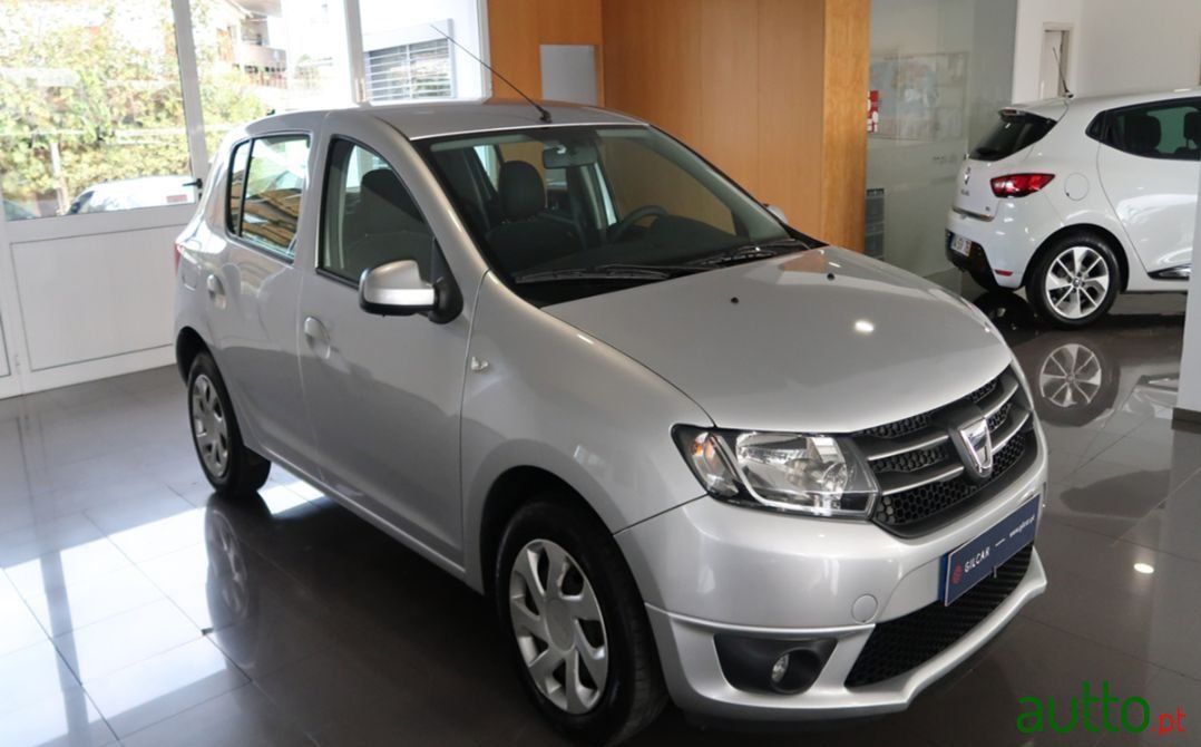 2014' Dacia Sandero photo #2