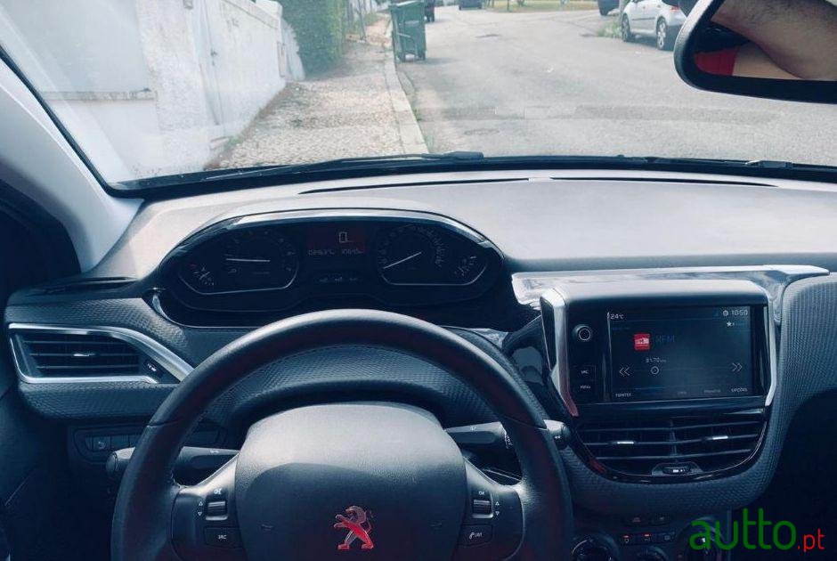 2018' Peugeot 208 1.2 Puretech photo #1