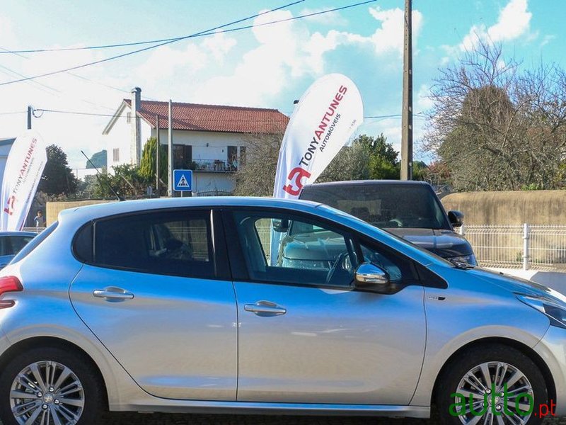 2016' Peugeot 208 1.6 Bluehdi Style photo #5