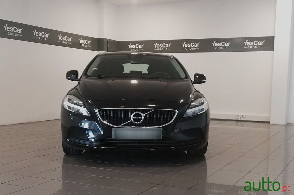 2019' Volvo V40 photo #2