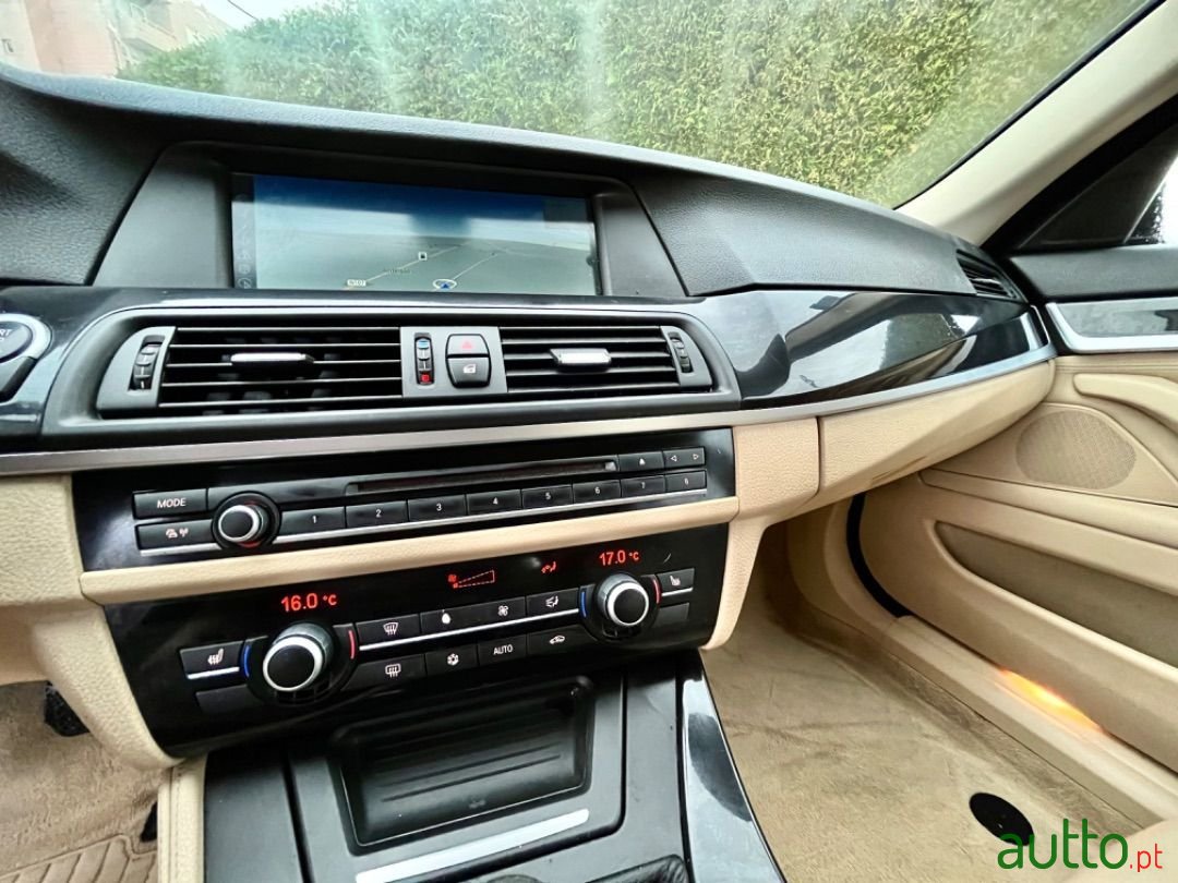 2011' BMW 520 photo #6