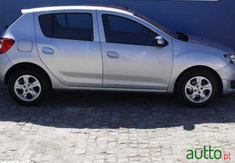 2016' Dacia Sandero photo #2