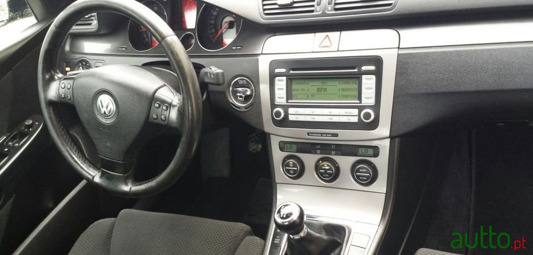 2007' Volkswagen Passat photo #2