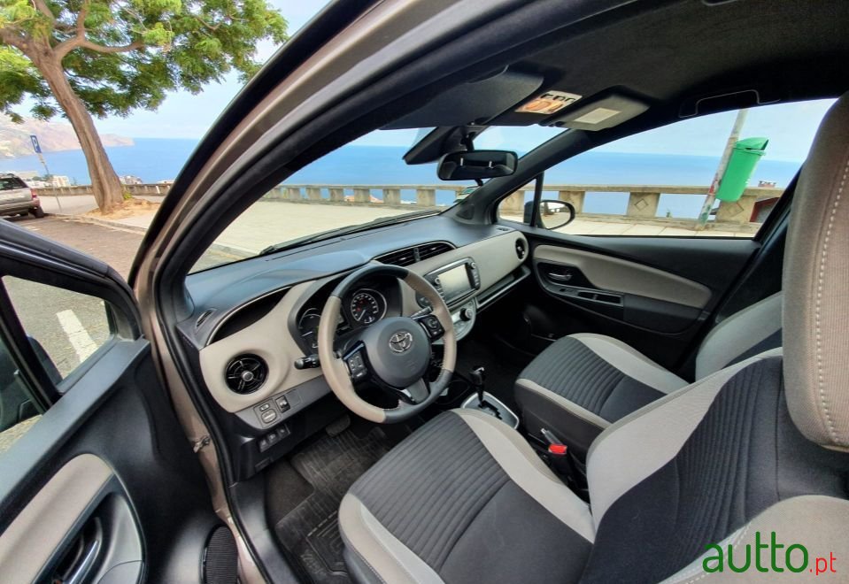 2017' Toyota Yaris photo #4
