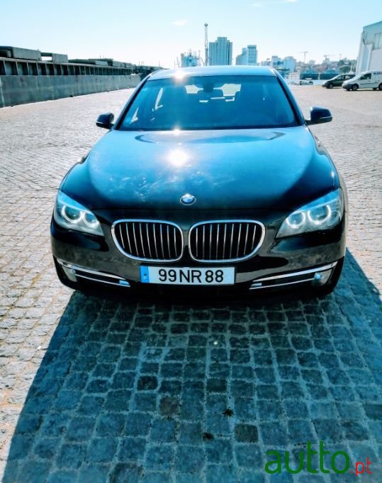 2013' BMW 730 photo #4