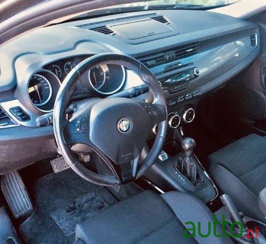 2012' Alfa Romeo Giulietta photo #3