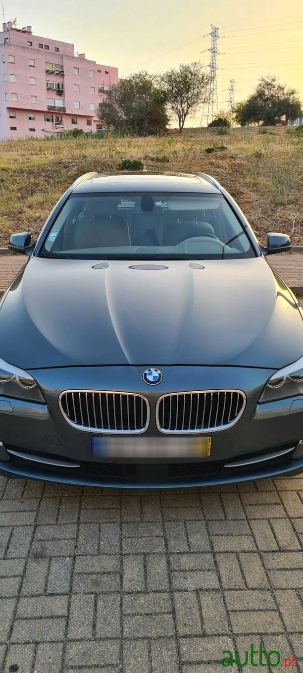 2011' BMW 525 photo #1