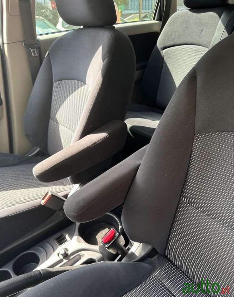 2009' Mitsubishi Grandis photo #3