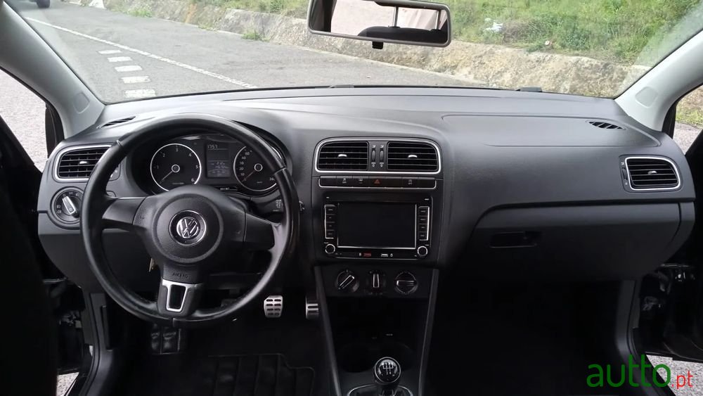 2013' Volkswagen Polo photo #2