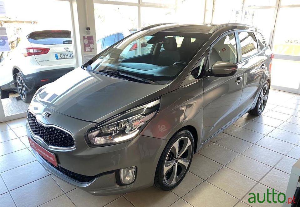 2015' Kia Carens photo #3