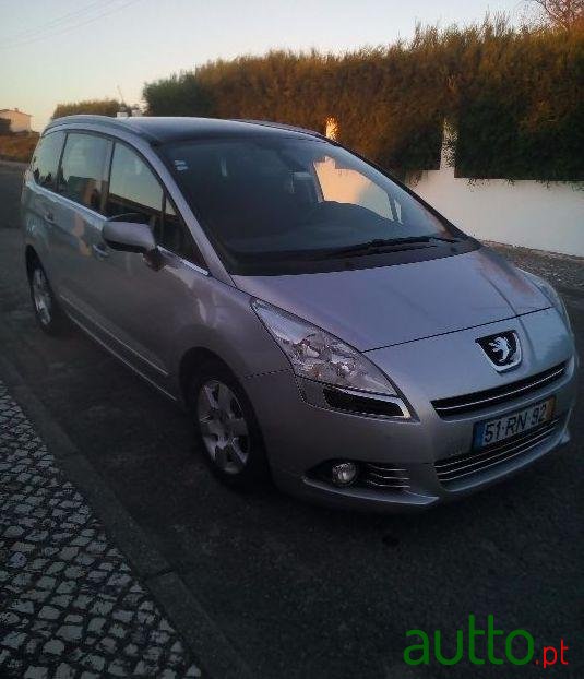 2012' Peugeot 5008 Allure photo #2
