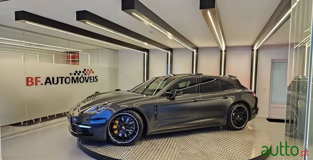 2018' Porsche Panamera Sport Turismo photo #2