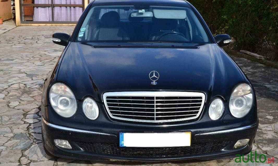 2002' Mercedes-Benz E-220 Avantgarde photo #2