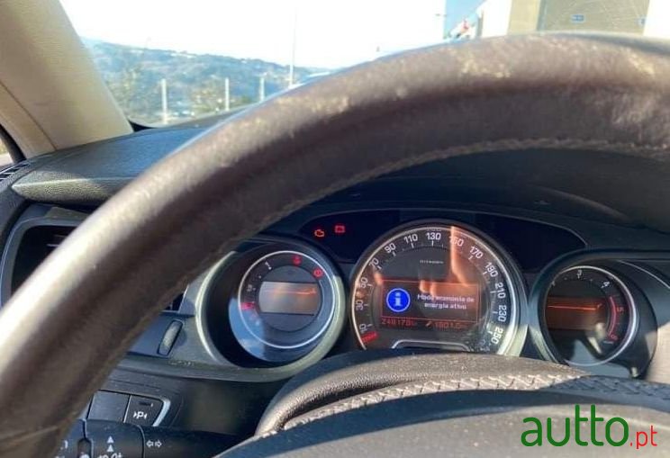 2010' Citroen C5 photo #2