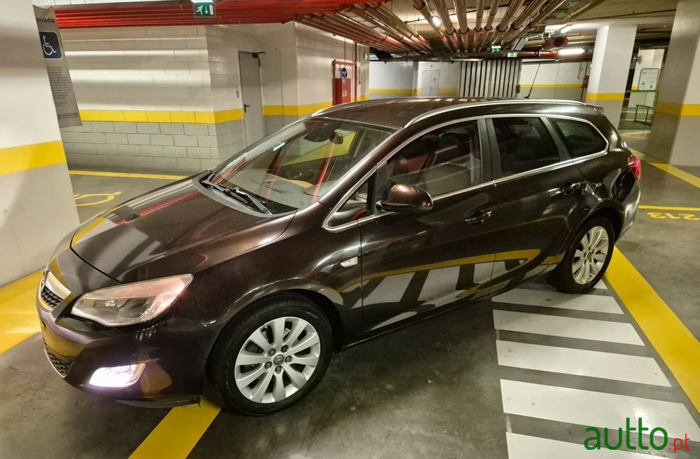 2011' Opel Astra Sports Tourer photo #4
