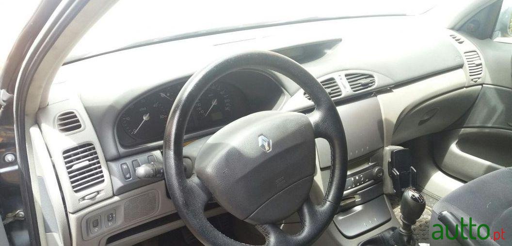 2003' Renault Laguna Break photo #2