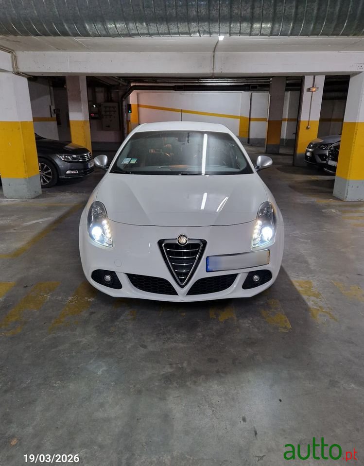 2011' Alfa Romeo Giulietta photo #2