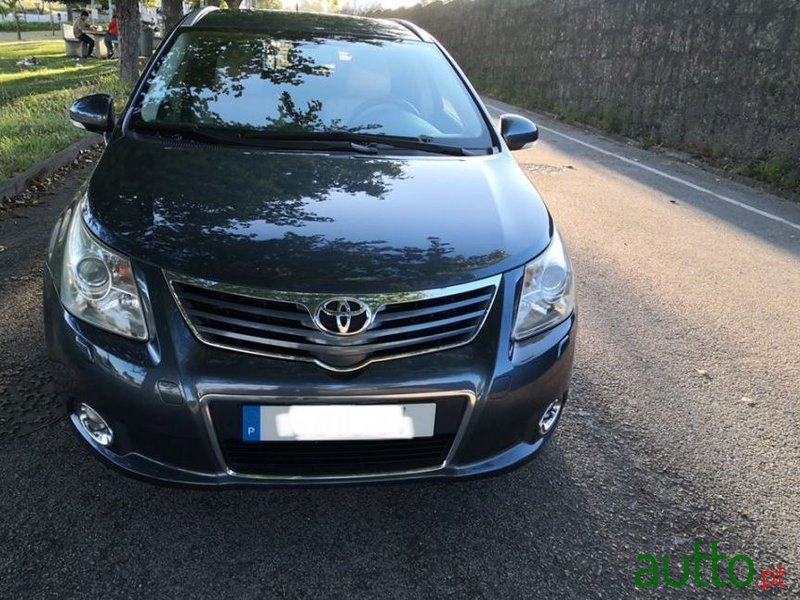 2009' Toyota Avensis Sw photo #2