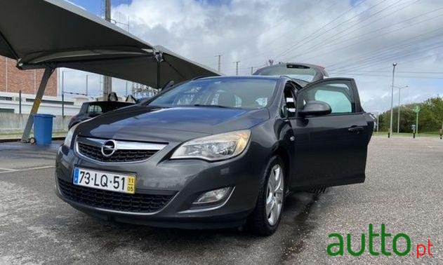 2011' Opel Astra Sports Tourer photo #1