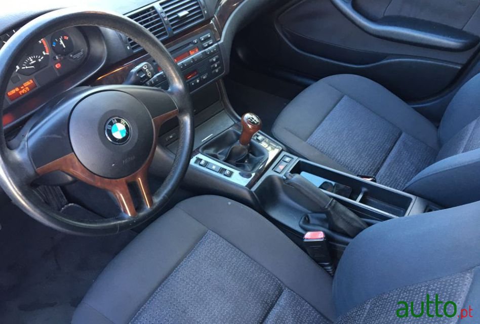 2003' BMW 320 photo #1