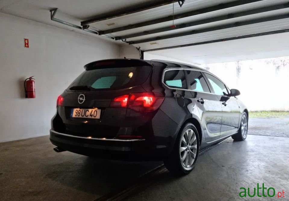 2012' Opel Astra Sports Tourer photo #5