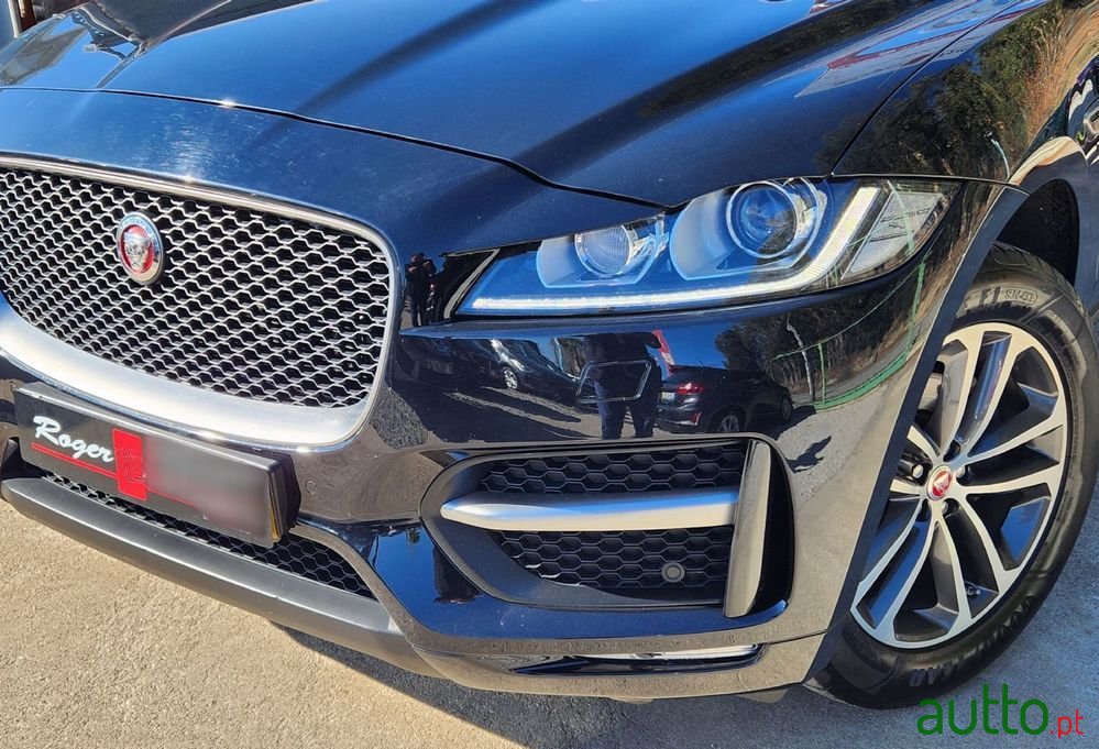 2017' Jaguar F-Pace 2.0 I4D R-Sport photo #3