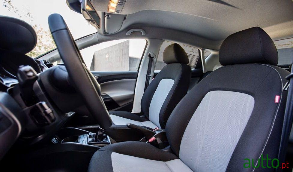 2012' SEAT Ibiza Tdi Exclusive photo #4