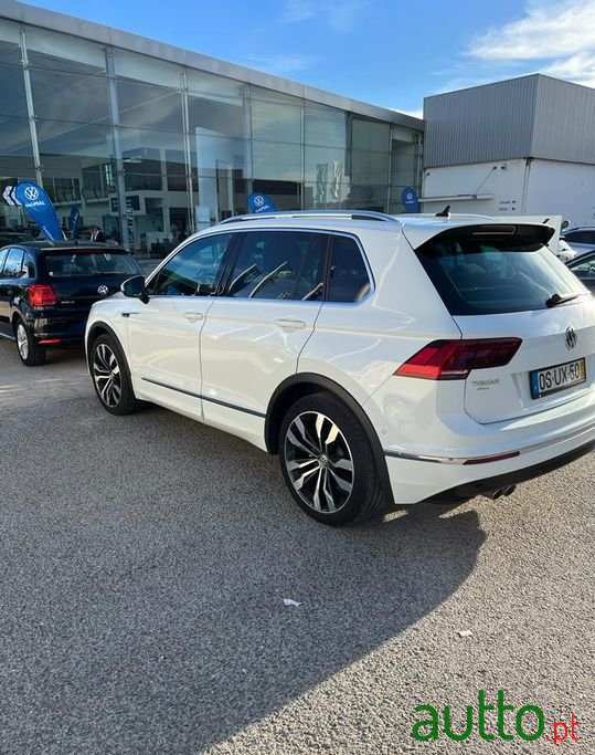 2018' Volkswagen Tiguan photo #2