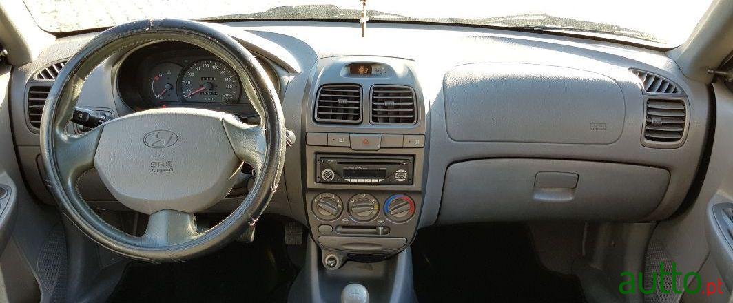 2002' Hyundai Accent photo #1