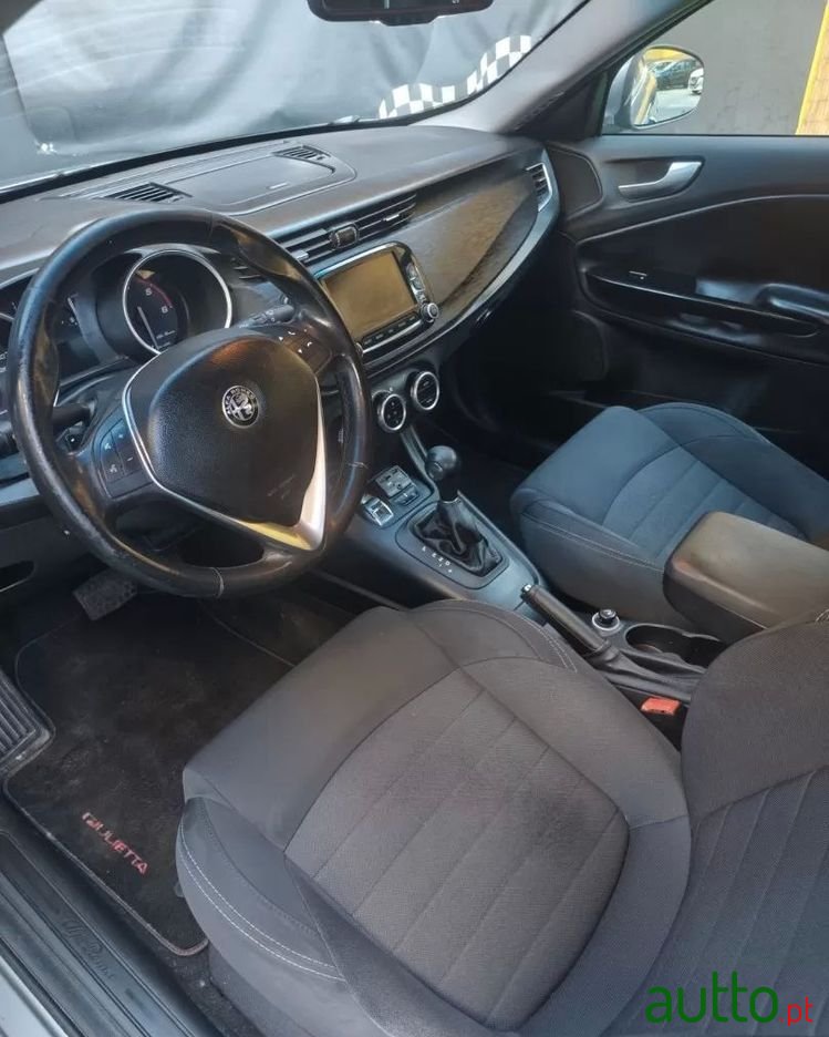 2016' Alfa Romeo Giulietta photo #6
