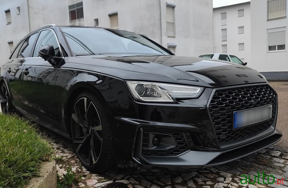 2017' Audi A4 Avant photo #2