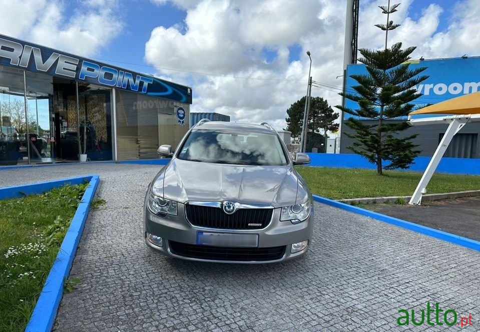 2013' Skoda Superb Break photo #2