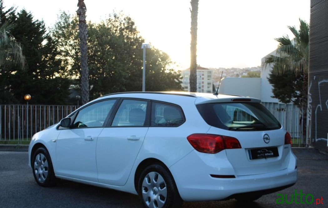 2012' Opel Astra Sports Tourer photo #4