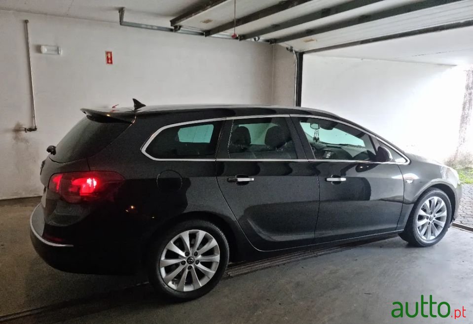 2012' Opel Astra Sports Tourer photo #4