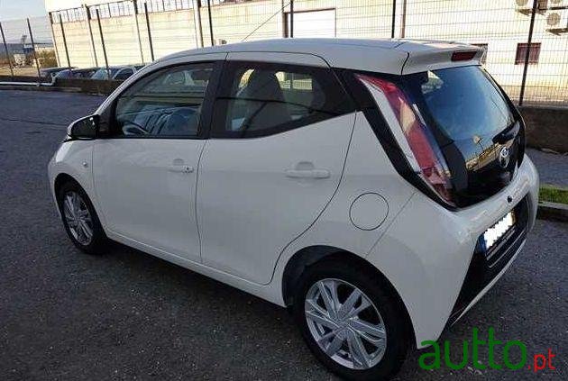 2016' Toyota Aygo 1.0 X-Play Plus+X-Touch photo #2