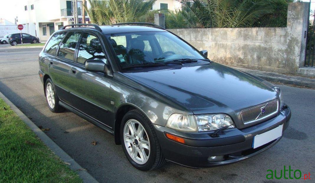 2001' Volvo V40 photo #2