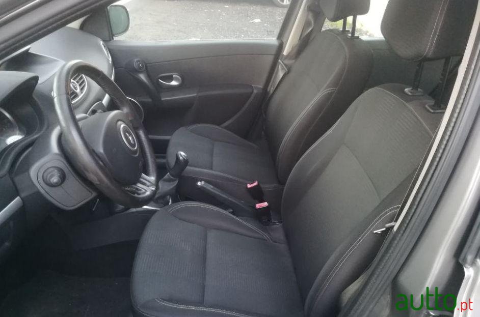 2009' Renault Clio Break photo #1