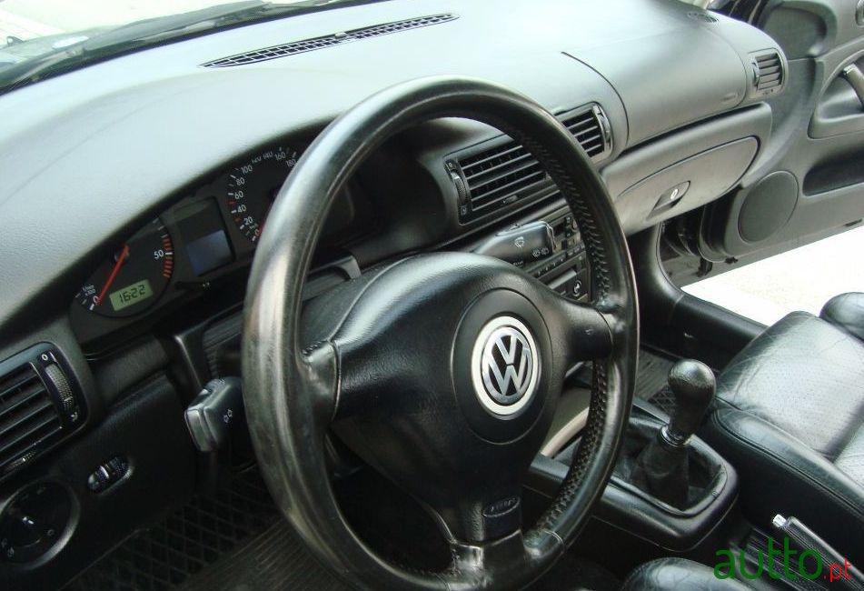 2000' Volkswagen Passat Variant photo #1