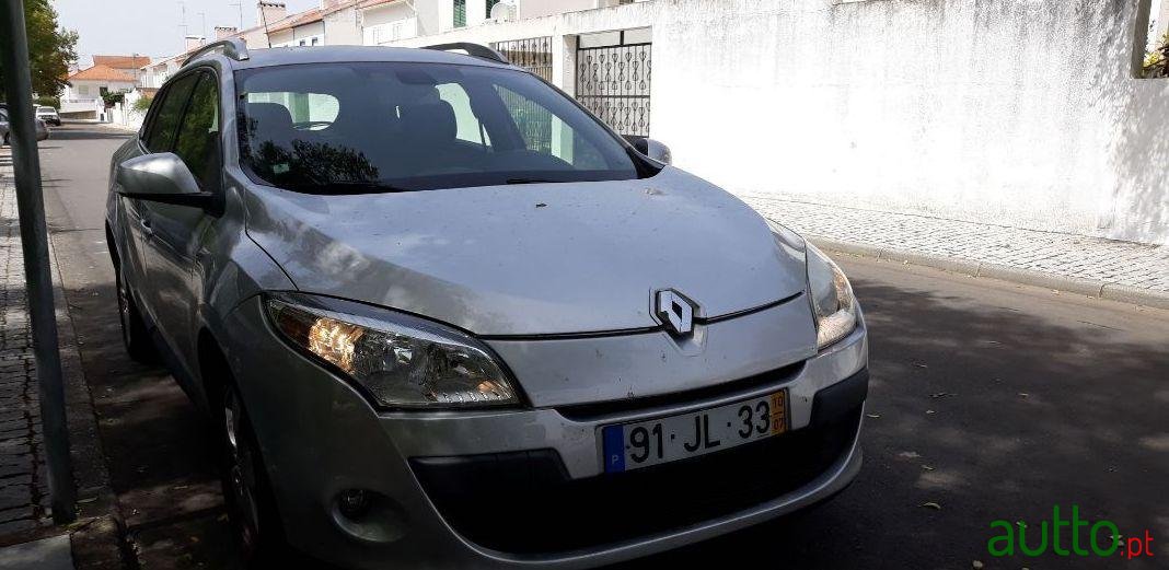 2010' Renault Megane Sport Tourer photo #2