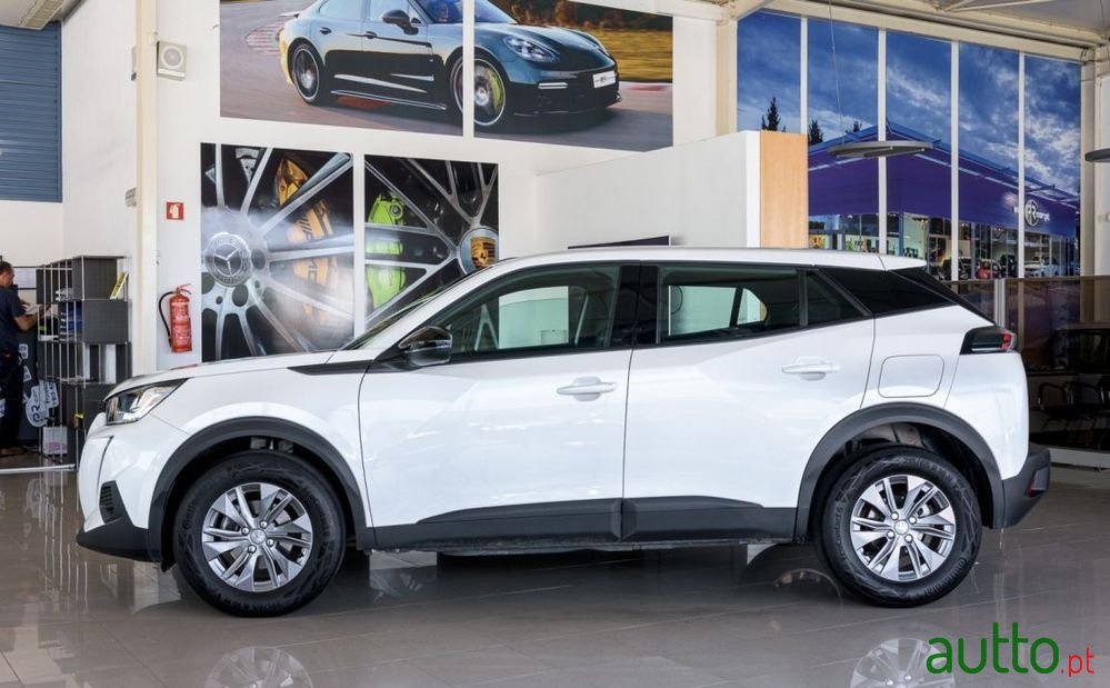 2023' Peugeot 2008 photo #2