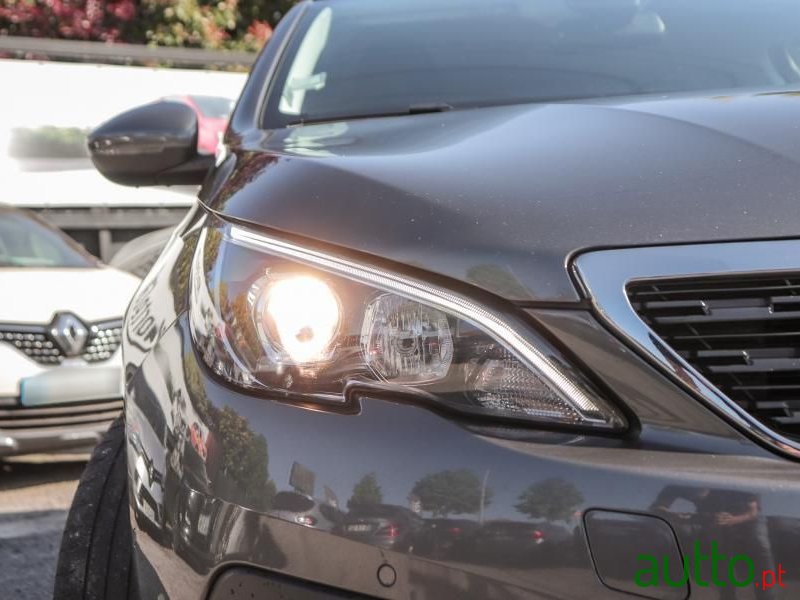 2019' Peugeot 308 Sw photo #2