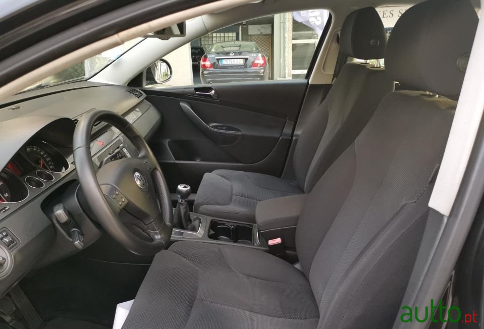 2008' Volkswagen Passat photo #2