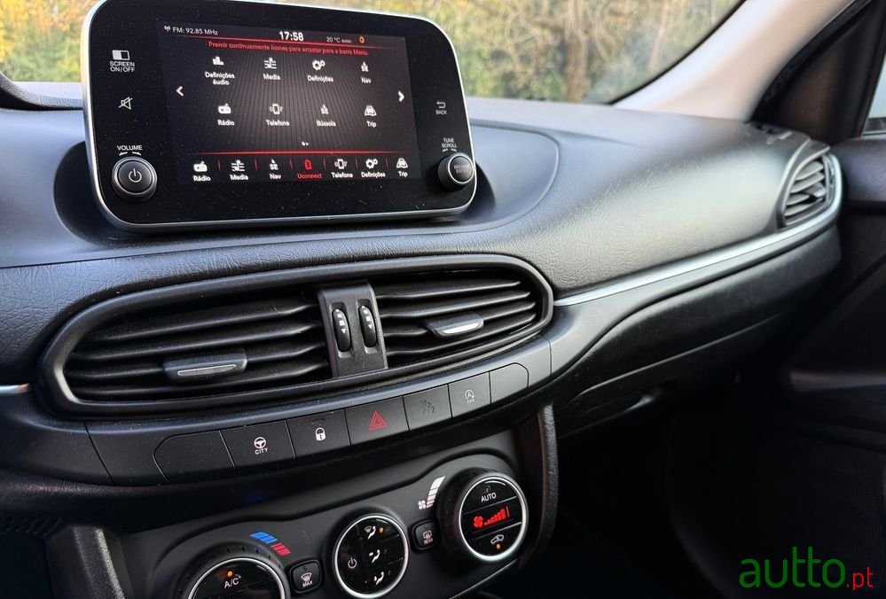 2020' Fiat Tipo Station Wagon photo #6