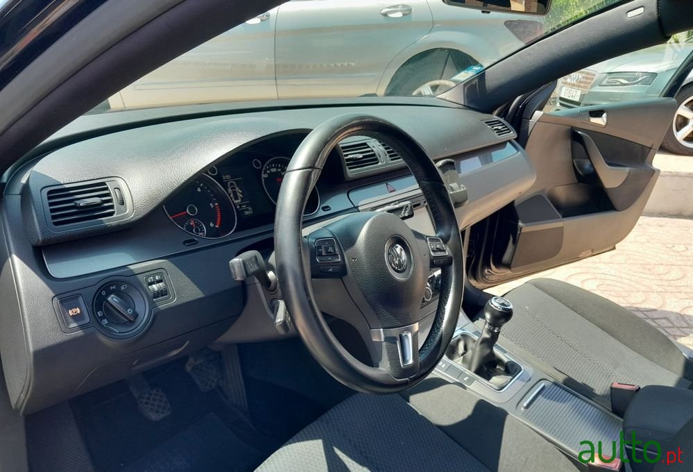 2010' Volkswagen Passat Variant photo #4