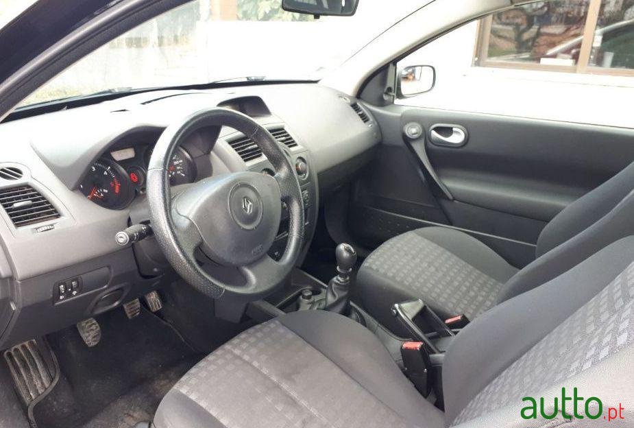 2008' Renault Megane photo #2
