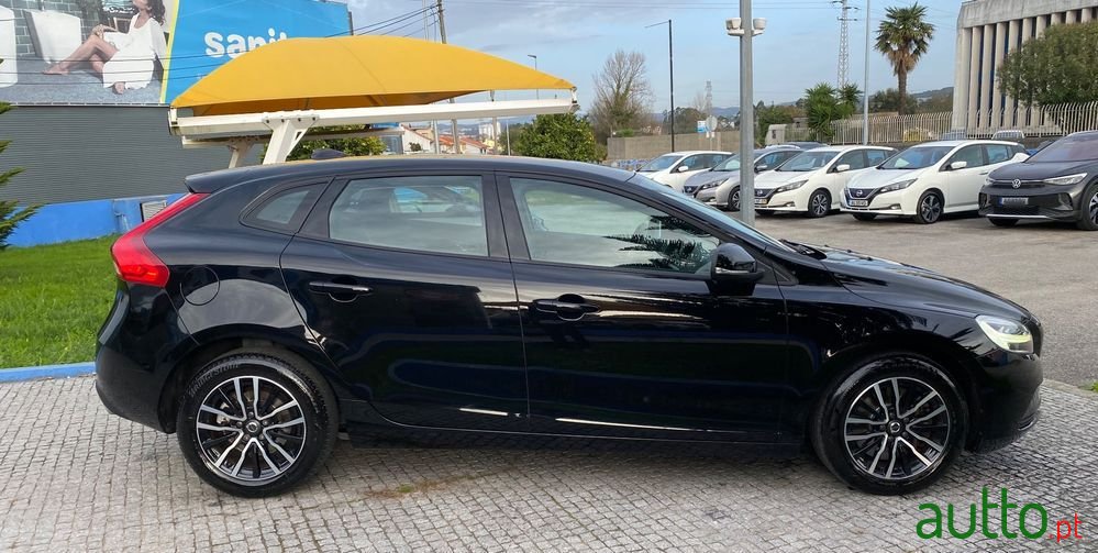 2019' Volvo V40 photo #5