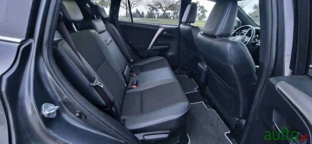 2017' Toyota RAV4 photo #5