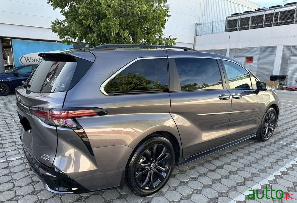 2022' Toyota Sienna photo #5