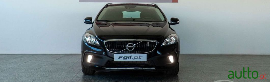 2017' Volvo V40 Cross Country photo #1