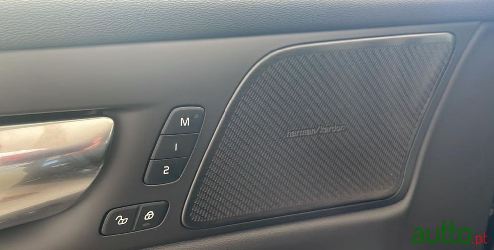 2022' Volvo V60 photo #3